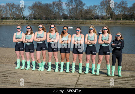 In Putney, London, UK. 21. März 2018. Boat Race Praxis Outing. Als Vorbereitung für die Cancer Research UK Regatten am 24. März 2018, die Mannschaften teilnehmen in der Praxis Outings. Cambridge University Boat Club Blondie crew Frauen posieren für ein Foto vor einer Praxis Outing. Credit: Duncan Grove/Alamy leben Nachrichten Stockfoto