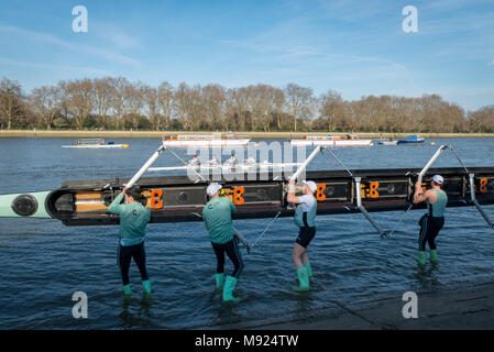 In Putney, London, UK. 21. März 2018. Boat Race Praxis Outing. Als Vorbereitung für die Cancer Research UK Regatten am 24. März 2018, die Mannschaften teilnehmen in der Praxis Outings. GV. CUBC Goldie crew bearbeiten können ihr Boot. Credit: Duncan Grove/Alamy leben Nachrichten Stockfoto