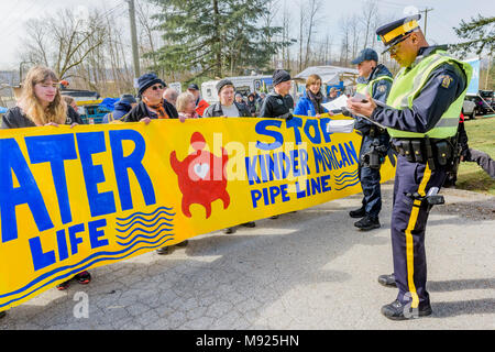 Die demonstranten sind mit Unterlassungsklage Papiere bei Blockade der Eingang zum Kinder Morgan Pipeline Terminal, Burnaby Mountain, Burnaby, British Columbia, Kanada serviert. Stockfoto