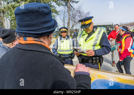 Die demonstranten sind mit Unterlassungsklage Papiere bei Blockade der Eingang zum Kinder Morgan Pipeline Terminal, Burnaby Mountain, Burnaby, British Columbia, Kanada serviert. Stockfoto