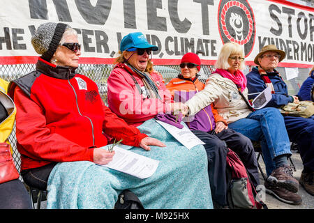 Die demonstranten sind mit Unterlassungsklage Papiere bei Blockade der Eingang zum Kinder Morgan Pipeline Terminal, Burnaby Mountain, Burnaby, British Columbia, Kanada serviert. Stockfoto