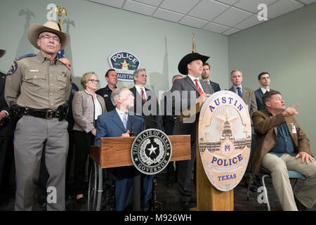 FBIs Special Agent in Christopher Kämme beantwortet die Fragen auf einer Pressekonferenz mit Texas reg. Greg Abbott (links sitzend) und andere, die in der Diagnose unterstützt angebliche Austin serial Bomber Mark A. Conditt. Conditt tötete sich, als die Polizei in der von ihm am 21. März geschlossen. Stockfoto