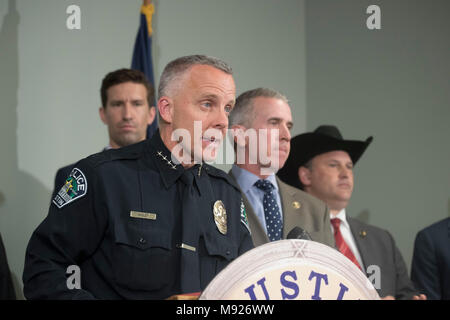 Austin Zwischenzeitspolizei Brian Manley führt ein Congratulatory Pressekonferenz mit anderen Beamten der Strafverfolgungsbehörden, die in der Diagnose unterstützt angebliche Austin serial Bomber, Mark A. Conditt. Conditt tötete sich, als die Polizei in der von ihm am 21. März geschlossen. Stockfoto