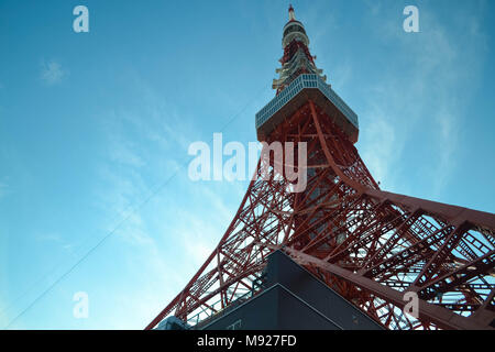 Tokyo, Tokio, China. 22 Mär, 2018. Tokio, Japan, 22. März 2018: Tokyo Tower ist eine Kommunikations- und Aussichtsturm in der Shiba-koen Bezirk Minato, Tokio, Japan. Bei 332.9 Meter (1.092 ft), es ist das zweithöchste Bauwerk in Japan. Die Struktur ist in einem Eiffelturm inspirierte Gittermast, Weiß und Orange mit Luft Sicherheits-Vorschriften beachten gemalt wird. 1958 gebaut, die wichtigsten Quellen der Turm des Einkommens sind der Tourismus und die Antenne Leasing. Credit: SIPA Asien/ZUMA Draht/Alamy leben Nachrichten Stockfoto