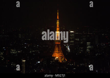 Tokyo, Tokio, China. 22 Mär, 2018. Tokio, Japan, 22. März 2018: Tokyo Tower ist eine Kommunikations- und Aussichtsturm in der Shiba-koen Bezirk Minato, Tokio, Japan. Bei 332.9 Meter (1.092 ft), es ist das zweithöchste Bauwerk in Japan. Die Struktur ist in einem Eiffelturm inspirierte Gittermast, Weiß und Orange mit Luft Sicherheits-Vorschriften beachten gemalt wird. 1958 gebaut, die wichtigsten Quellen der Turm des Einkommens sind der Tourismus und die Antenne Leasing. Credit: SIPA Asien/ZUMA Draht/Alamy leben Nachrichten Stockfoto