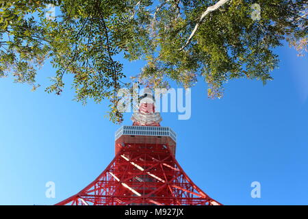 Tokyo, Tokio, China. 22 Mär, 2018. Tokio, Japan, 22. März 2018: Tokyo Tower ist eine Kommunikations- und Aussichtsturm in der Shiba-koen Bezirk Minato, Tokio, Japan. Bei 332.9 Meter (1.092 ft), es ist das zweithöchste Bauwerk in Japan. Die Struktur ist in einem Eiffelturm inspirierte Gittermast, Weiß und Orange mit Luft Sicherheits-Vorschriften beachten gemalt wird. 1958 gebaut, die wichtigsten Quellen der Turm des Einkommens sind der Tourismus und die Antenne Leasing. Credit: SIPA Asien/ZUMA Draht/Alamy leben Nachrichten Stockfoto