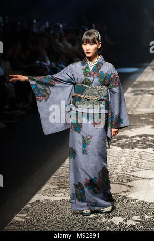 Tokio, Japan. 21. März, 2018. 2018/03/21 Tokyo Shibuya, Jotaro Saito bei Amazon Fashion Week Tokyo A/W 2018. Jotaro Saito wurde in Kyoto geboren. Seit seinem Debüt im Alter von 27 Jahren als Japans jüngste kimono Designer. (Fotos von Michael Steinebach/LBA) Quelle: Lba Co.Ltd./Alamy leben Nachrichten Stockfoto