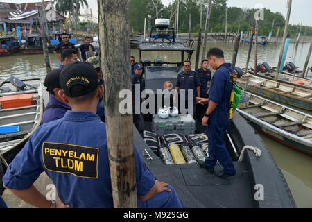 (180322) - muar (MALAYSIA), 22. März 2018 (Xinhua) - Malaysische Marine Taucher bereiten die fehlenden Besatzungsmitglieder eines gekenterten sand Schwimmbagger zu retten, in Parit Jawa im südlichen malaysischen Bundesstaat Johor, am 22. März 2018. Taucher haben eingesetzt worden, während die in den Sand, Schwimmbagger, dass in den Gewässern um Malaysia in der Straße von Malakka gekentert für die Suche und Rettung der vermissten Besatzungsmitglieder gepumpt wird, sagten Beamte Donnerstag. (Xinhua/Chong Voon Chung) (GJ) Stockfoto