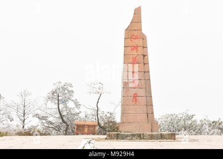 Hangzh, Hangzh, China. 22 Mär, 2018. Hangzhou, China, 21. März 2018: Frühling Schneefall am Longquan Berg in Hangzhou, Osten Chinas Provinz Zhejiang. Credit: SIPA Asien/ZUMA Draht/Alamy leben Nachrichten Stockfoto