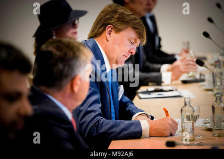 Den Haag, Niederlande. 21 Mär, 2018. König Willem-Alexander der Niederlande mit König Abdullah von Jordanien während einer Konferenz auf VNO NCW in Den Haag, Niederlande, 21. März 2018. Quelle: Patrick Van Katwijk Niederlande/Point de Vue, - KEINE LEITUNG SERVICE-Credit: Patrick Van Katwijk/niederländischen Foto Presse/dpa/Alamy leben Nachrichten Stockfoto