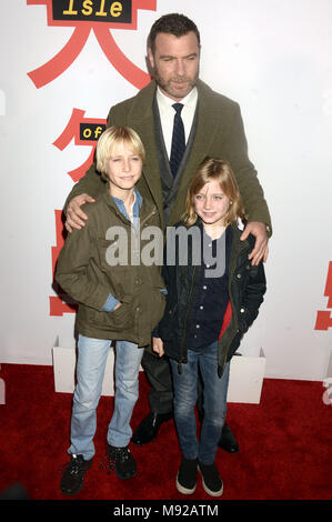 New York City. 20 Mär, 2018. Liev Schreiber und seine Söhne Alexander Peter Schreiber und Samuel Kai Schreiber die Teilnahme an der "Isle of Dogs" Screening im Metropolitan Museum der Kunst am 20. März 2018 in New York City. | Verwendung weltweit/picture Alliance Quelle: dpa/Alamy leben Nachrichten Stockfoto