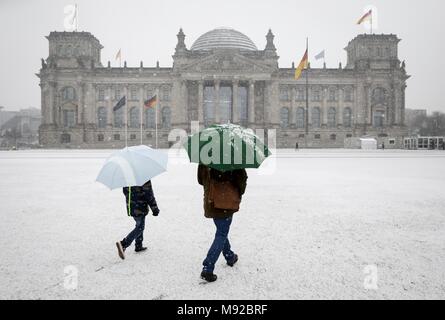 22 März 2018, Deutschland, Berlin: Fußgänger zu Fuß durch den Schnee vor dem Reichstag. Foto: Kay Nietfeld/dpa Stockfoto