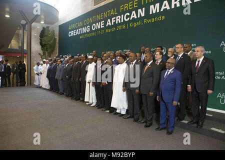 (180322) - KIGALI, März 22, 2018 (Xinhua) - die afrikanischen Führer posieren für ein Gruppenfoto auf der 10. außerordentlichen Sitzung der Versammlung der Afrikanischen Union (AU) auf dem Afrikanischen kontinentalen Freihandelszone (AfCFTA) in Kigali, Ruanda am 22. März 2018. 40 - vier afrikanischen Ländern am Mittwoch unterzeichneten ein Abkommen zur Gründung der AfCFTA in Kigali. (Xinhua / Gabriel Dusabe) (zxj) Stockfoto