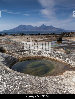 Die Berge der Insel Rum von der Bucht von laig auf der Isle of Eigg, Inneren Hebriden, Schottland, Großbritannien. Stockfoto