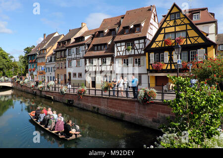 Touristen in der Schifffahrt auf Sightseeing-tour, Petite Venise/Klein Venedig, Colmar, Elsass, Frankreich Stockfoto