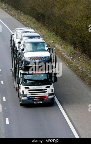 Ein Scania BCA Automotive Transporter neue Land Rover Autos auf der Autobahn M40, Warwickshire, Großbritannien Stockfoto