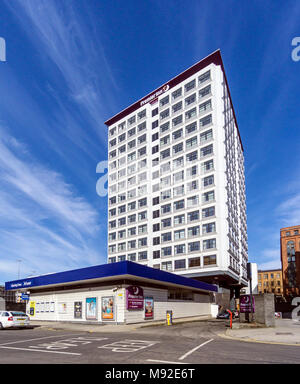 Scotrail Charing Cross Bahnhof mit Premier Inn hinter im Charing Cross in Glasgow Schottland Großbritannien Stockfoto
