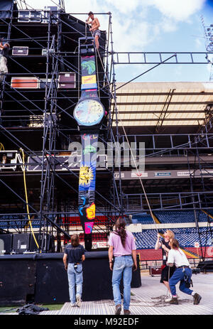 Stage crew Schleppen bis eine riesige Swatch-uhr auf Gerüsten, Jean Michel Jarre Konzert in Wembley Stadion, 28. August 1993, Archivierung Foto, London, England Stockfoto