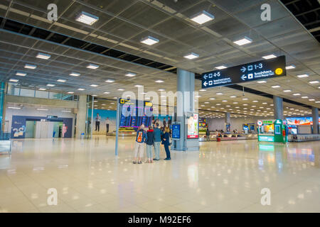 BANGKOK, THAILAND - 01 Februar, 2018: Indoor Blick auf Touristen Kontrolle eine informative Zeichen der Gepäckausgabe, in Bangkok International Airport ist der wichtigste Flughafen im Norden von Thailand Stockfoto