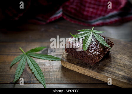 Marihuana Lamelle auf einer Marihuana brownie auf hölzernen Tisch Stockfoto