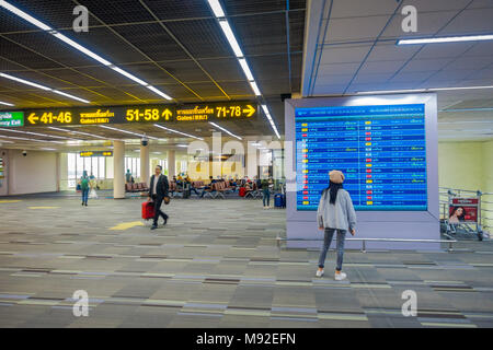 BANGKOK, THAILAND - 01 Februar, 2018: Indoor Blick auf nicht identifizierte Frau Kontrolle Abflüge Flüge in einem informativen Zeichen innerhalb der Bangkok International Airport in Thailand. Stockfoto