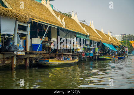 BANGKOK, THAILAND - 09 Februar, 2018: Im freien Blick auf schwimmenden Markt o Lokale Leute verkaufen auf dem Holzboot. Damnoen Saduak ist die beliebteste schwimmenden Markt in Thailand Stockfoto