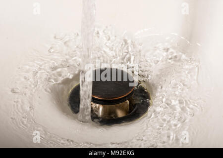 Wasser den Bach runter in einem Spülbecken Waschbecken Stockfoto