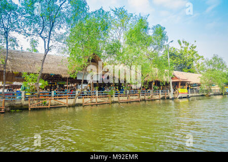 BANGKOK, THAILAND - 09 Februar, 2018: Im freien Blick auf schwimmenden Markt o Lokale Leute verkaufen auf dem Holzboot. Damnoen Saduak ist die beliebteste schwimmenden Markt in Thailand Stockfoto