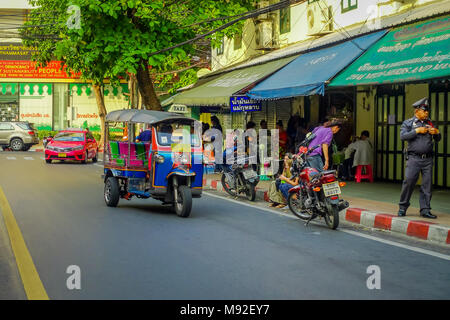 BANGKOK, THAILAND, 08. February, 2018: Outdoor Ansicht der dreirädrige tuk tuk Taxi in einer Straße in der Khao San, tuk tuks, von so wenig wie 1 oder B 30 ein Tarif für Shop Ausflüge gemietet werden. Stockfoto