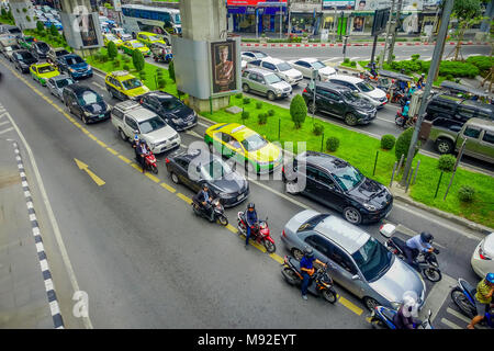 BANGKOK, THAILAND, 08. February, 2018: Oben Blick auf traffict von pathumwan Kreuzung vor der MBK Center am Abend nach der Arbeit. Stau Ursachen Autofahrer zu ärgern und schlechte psychische Gesundheit Stockfoto