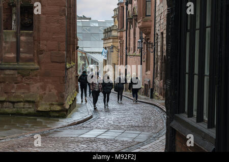 Mitglieder der Öffentlichkeit auf der gepflasterten Straße von bayley Lane rund um den alten Gegend von Coventry City Centre Stockfoto