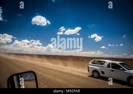 Die Straße durch Namibias Abschnitt der Kalahari in Richtung Aroab Stockfoto