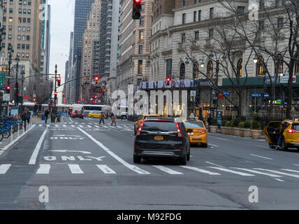 New York City - ca. 2018: Manhattan street view Morgen Verkehr fahren Sie auf der Avenue durch Herald Square Stockfoto