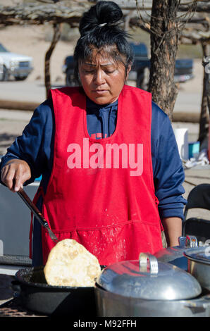 Der Tohono O'odham indische Frau macht Indischen braten Brot für Touristen, die in San Xavier del Bac Mission in der Nähe von Tucson, Arizona. Stockfoto