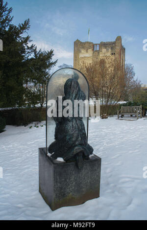 'Alice Through The Looking Glass" Skulptur von Jean Argent in der schneebedeckten Gelände der Guildford Castle, Guildford, Surrey Stockfoto