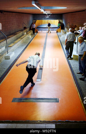 Ein Spiel der Arabar Boloa oder Lautadakoa - eine baskische Art, Bowling, Plaza de Los Fueros Platz, Vitoria-Gasteiz, Provinz Álava, Baskenland, Spanien Stockfoto