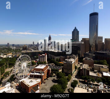 Die Carnival ride Spinning Wheel ride ist zentral in der Innenstadt von Atlanta GA entfernt Stockfoto