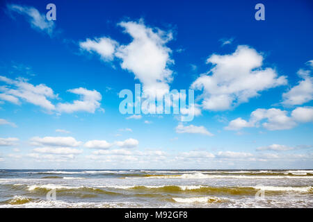 Blauer Himmel mit Wolken über einem Meer. Stockfoto