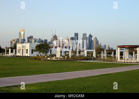 BIDDA PARK, Doha, Katar - 21. März 2018: Blick auf die Gebäude im neu eröffneten Bidda Park im Zentrum der Hauptstadt von Katar, mit der Skyline von Doha beyon Stockfoto