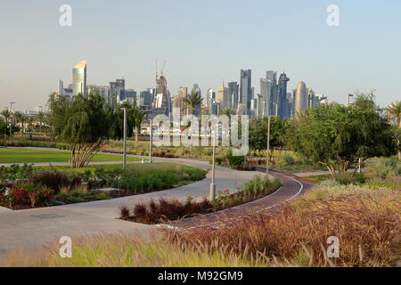 BIDDA PARK, Doha, Katar - 21. März 2018: Blick auf das neu eröffnete Bidda Park im Zentrum der Hauptstadt von Katar, mit Blumenbeeten und Radweg Stockfoto