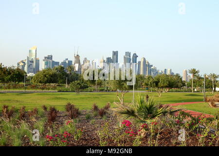 BIDDA PARK, Doha, Katar - 21. März 2018: Blick auf die frisch gelegte Blumenbeete im neuen Park in Katars Hauptstadt, Stockfoto