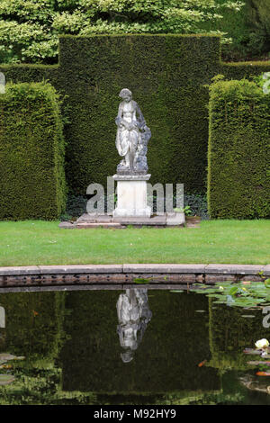 Eine Statue im Pool Garten von Knightshayes Court, Tiverton, Devon, Großbritannien. Das Gebäude und die Gärten des National Trust. Stockfoto