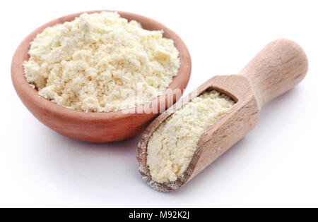 Gramm Mehl in Schüssel und hölzerne Schaufel auf weißem Hintergrund Stockfoto