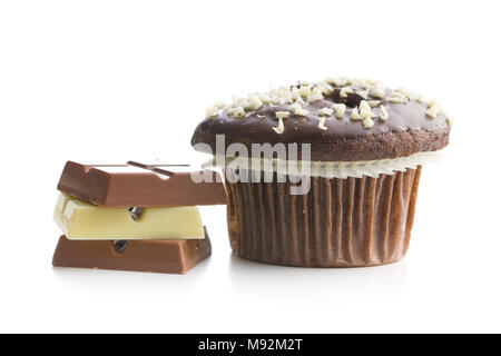 Leckere Schokolade Muffins und Schokoriegel auf weißem Hintergrund. Stockfoto