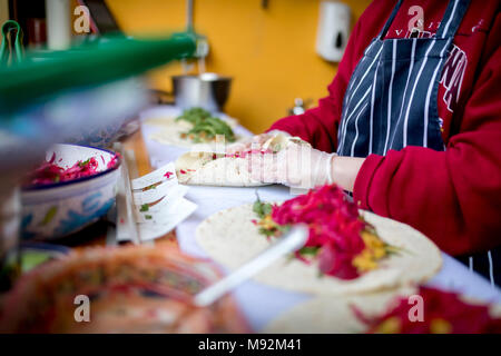 Frisch und lecker Hühnchen Shish Kebab, hygienisch in einem Burritos oder Fajitas wrap zubereitet und mit Salat einschließlich roter Kopfsalat abgedeckt, gerieben Stockfoto