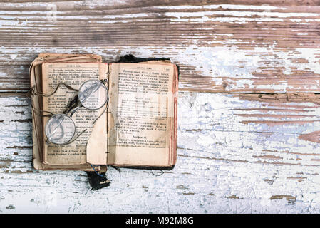 Antike christliche Gebet Buch mit alten Brillen, alten slawischen Sprache im Buch, Ansicht von oben Stockfoto