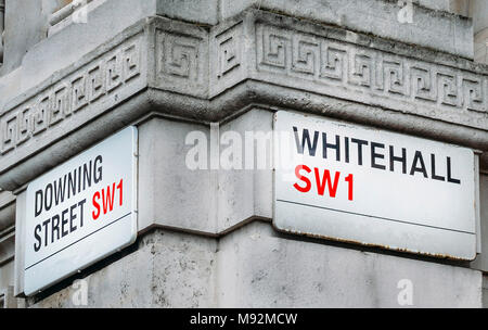 Ecke der Downing Street und Whitehall in Westminster, London, England, UK. 10 Downing Street ist das Büro des britischen Premierministers Stockfoto