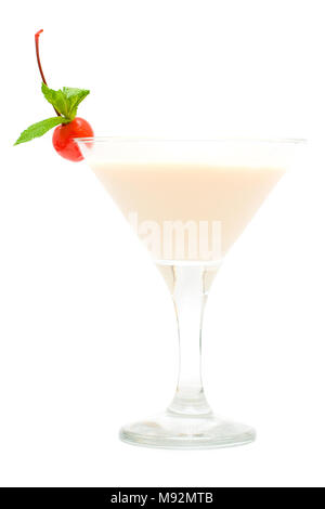 Cocktail mit roten Früchten und Minze isoliert auf weißem Stockfoto