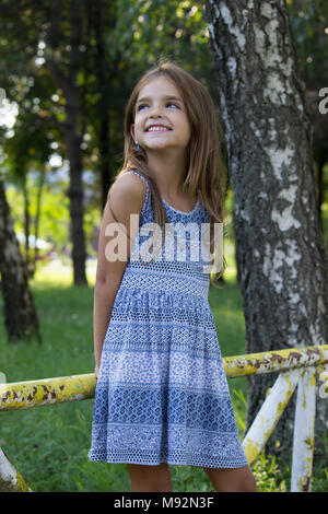 Gerne kleine Mädchen im Park posing Stockfoto