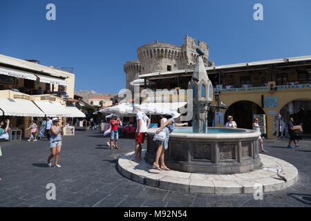 Hippokrates Platz mit dem Brunnen in der Festung von Rhodos, Griechenland, 11. August 2017 Stockfoto